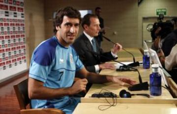 Rueda de prensa de Raúl en el estadio Santiago Bernabeu.