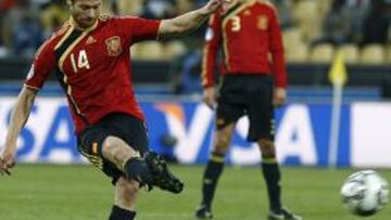 El centrocampista del Liverpool Xabi Alonso asegura que su relación su técnico, Rafa Benítez, es "profesional" y que su ''matrimonio'' con el Real Madrid no es "imposible" y no cierra "ninguna puerta", como tampoco le importaría seguir en el club de Anfield.