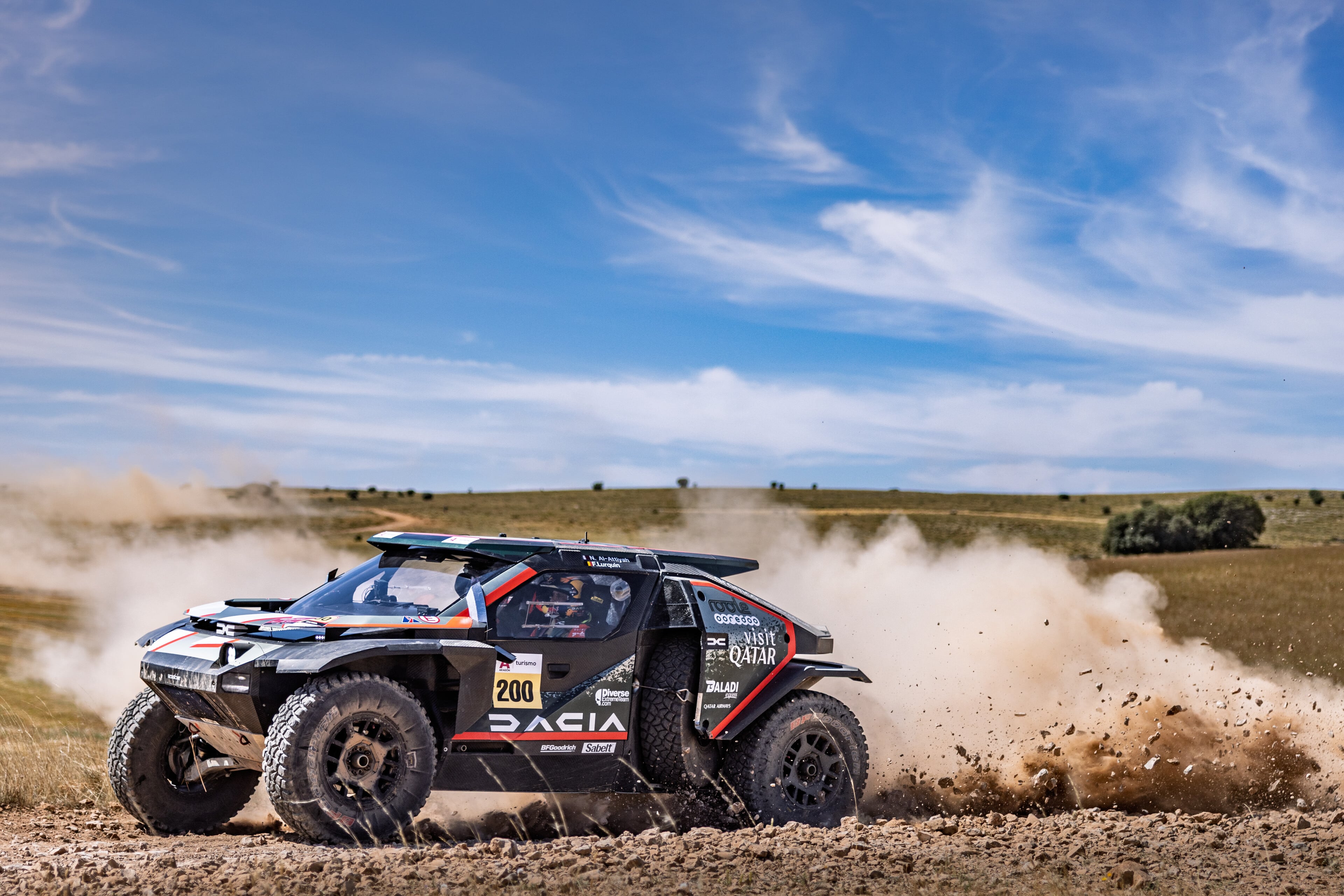 Nasser Al Attiyah con el Dacia del Dakar que compite en el Rally de Portugal.