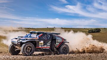 Nasser Al Attiyah con el Dacia del Dakar que compite en el Rally de Portugal.
