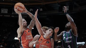 Ejim trata de impedir el lanzamiento de Jovic,.