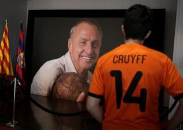 Multitudinaria despedida a Johan Cruyff en el Camp Nou. Muchos aficionados al fútbol se acercaron al estadio para mostrar sus respetos al mítico jugador holandés.