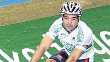 <b>AMERICANA, PARA VALIENTES.</b> La prueba de americana, también llamada madison porque se inventó en el Madison Square Garden de Nueva York, es una modalidad espectacular y arriesgada. Se disputa
por parejas y
tras una salida
masiva sólo un
corredor puede
estar en carrera.
Luego se van
relevando durante
la misma dándose
la mano (ese
es el momento
más peligroso). Se disputa a 50 o 60 kilómetros y cada 20 vueltas se produce un sprint que es el que da los puntos. Llaneras se cargaba más cuando había batalla, atacaba para ganar vueltas o controlar las contras y Gálvez era el estilete en los sprints.