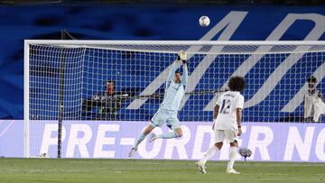 Courtois hace una gran parada en el partido ante el Valladolid.