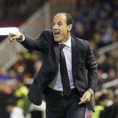 A Voro, más allá del banquillo, se
le ve como relaciones externas