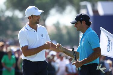 Novak Djokovic y Carlos Sainz chocan los puños durante el All-Star.