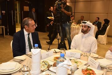 El consejero delegado de PRISA Manuel Mirat con Hassan Alzawady.