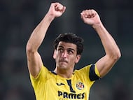 ELCHE, SPAIN - JANUARY 03: Gerard Moreno of Villarreal CF acknowledges the crowd at the end of the LaLiga EA Sports match between Elche CF and Villarreal CF at Estadio Manuel Martinez Valero on January 03, 2026 in Elche, Spain. (Photo by Mateo Villalba/Getty Images)