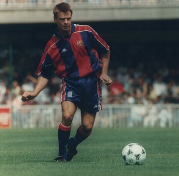 Defendió los colores del Espanyol entre 1988 y 1993 y del Barcelona entre 1994 y 1995.