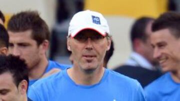 Laurent Blanc, en la sesión de entrenamiento en el estadio de Kiev, previo al partido ante Suecia.