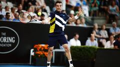 Roberto Bautista devuelve una bola ante Michael Venus durante la disputa de su partido en el ASB Men&#039;s Classic de Auckland.