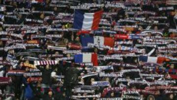 Seguidores del de Olympique Lyon durante el partido del grupo H de la Liga de Campeones entre KAA Gent y Olympique Lyon en el estadio Gerland en Lion.