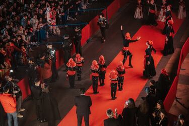 El campeón del mundo del peso pluma de la UFC, Ilia Topuria, es recibido por más de 8.000 aficionados en la plaza del Ayuntamiento de Alicante.