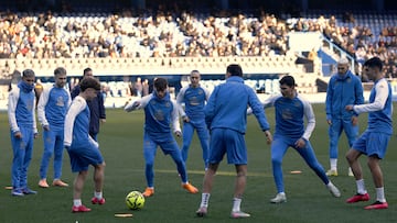 Los jugadores del Deportivo realizan un rondo durante el entrenamiento a puerta abierta en Riazor.
