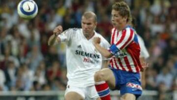 Zidane y Torres, en el último derbi de Zizou como futbolista del Real Madrid.