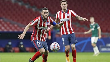 Koke conduce el balón con Saúl a su espalda.