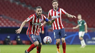 Koke conduce el bal&oacute;n con Sa&uacute;l a su espalda.