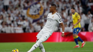 MADRID, 19/01/2025.- El defensa austriaco del Real Madrid David Alaba da un pase este domingo, durante un partido de la jornada 20 de LaLiga EA Sports, entre el Real Madrid y el UD Las Palmas, en el Estadio Santiago Bernabéu de Madrid. EFE/ Sergio Perez