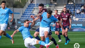 Los jugadores del Ibiza y el Huesca disputan un bal&oacute;n.