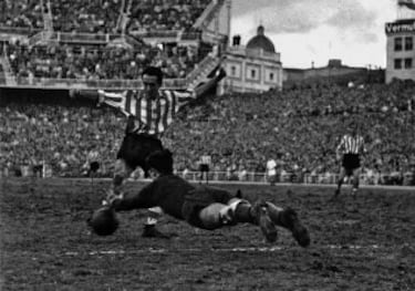 Vistió la camiseta del Athletic Club durante 13 años, de 1940 a 1953.