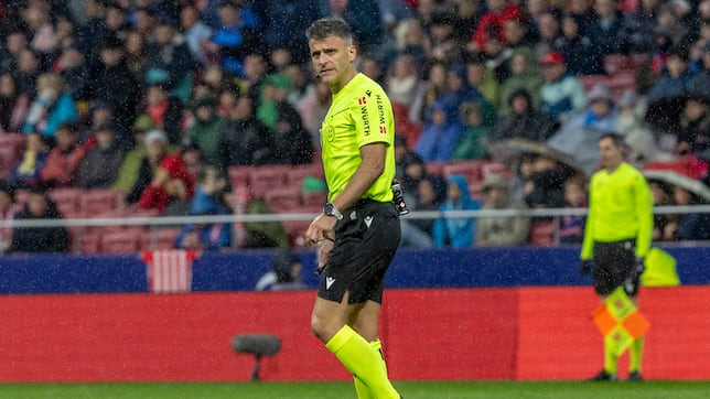 Who is Jésus Gil Manzano, the referee for Galatasaray vs Liverpool in the Champions League?