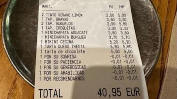 Un cliente de un bar de M¨¢laga, perplejo tras leer el ticket de la cuenta: descuentos por amabilidad, sonrisa...