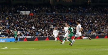 Eraso ejecuta el golazo que le marcó al Real Madrid en el Bernabéu en el famoso 'Pepinazo' copero. 