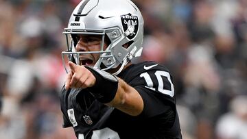 LAS VEGAS, NEVADA - OCTOBER 15: Jimmy Garoppolo #10 of the Las Vegas Raiders calls a play during the first quarter against the New England Patriots at Allegiant Stadium on October 15, 2023 in Las Vegas, Nevada. Sam Morris/Getty Images/AFP (Photo by Sam Morris / GETTY IMAGES NORTH AMERICA / Getty Images via AFP)