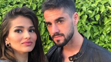 Sara S&aacute;lamo e Isco posando juntos en un jard&iacute;n.