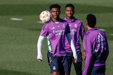 Tchouameni, con Vinicius y Militao durante un entrenamiento.