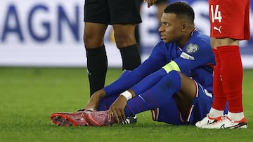 Paris (France), 10/10/2025.- Kylian Mbappe of France looks on as he sits on the ground during the FIFA World Cup 2026 qualification group D soccer match between France and Azerbaijan in Paris, France, 10 October 2025. (Mundial de Fútbol, Azerbaiyán, Francia) EFE/EPA/YOAN VALAT