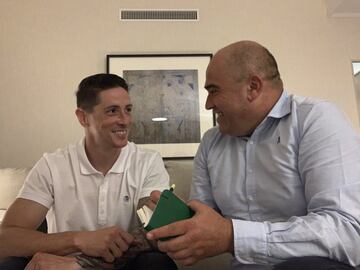 Fernando Torres atendi¨® al Diario As el d¨ªa que anunci¨® en rueda de prensa que 'colgaba las botas'. Junto con el periodista Javier Matallanas repas¨® los mejores momentos de su carrera profesional. "Volver¨ªa al Atleti en un cargo que me permita hacerlo m¨¢s grande de lo que es" fue una de las frases m¨¢s destacadas que nos dej¨® el delantero.