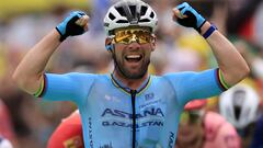 Mark Cavendish celebra su histórica victoria en Saint Vulbas.