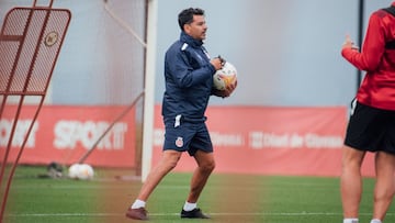 Michel, entrenador del Girona, durante una sesi&oacute;n de entrenamiento.