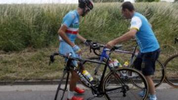 El ciclista italiano Vincenzo Nibali (izq), del equipo Astana, cambia de bicicleta antes de enfrentarse a una zona adoquinada durante la cuarta etapa del 102&ordm; Tour de Francia, hoy, martes 7 de julio de 2015. La etapa, de 223,5 kil&oacute;metros, discurre entre las localidades galas de Seraing y Cambrai. 
