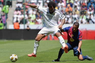 Marcelo y Ludovic Giuly durante el partido de Leyendas en entre el Real Madrid y el Fútbol Club Barcelona.