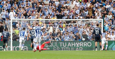 Al comienzo de la segunda mitad, Gil Manzano pitó penalti a favor de la Real Sociedad, después de que Carvajal interceptase un centro de Barrenetxea con la mano. Desde la pena máxima, Oyarzabal engañó a Courtois para recortar distancias. 