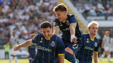 Deniz Gül celebrando su gol ante el Estrela da Amadora.