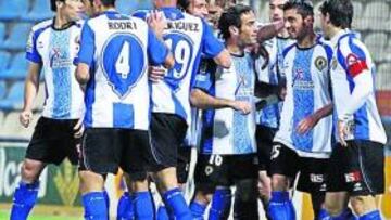 <b>PIÑA. </b>Los jugadores del Hércules felicitan a Danciulescu tras el gol que marcó ayer ante el Recreativo de Huelva.