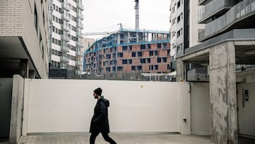 Un hombre pasa por delante de una obra, en construcción, parada por falta de suministros como el hormigón, en Vallecas, a 23 de marzo de 2022, en Madrid (España). La Asociación Nacional de Distribuidores de Cerámica y Materiales de Construcción (Andimac) ha alertado de que los problemas de desabastecimiento, provocados tanto por las tensiones en la cadena de suministro debido al Covid-19, como por la guerra en Ucrania y por el paro de transportistas, podrían provocar a partir de la próxima semana un parón en la construcción. Por ello exigen un plan de choque con medidas urgentes para garantizar el suministro, lo que implica asegurar el acceso de sus transportistas a fábricas y centros logísticos. En caso contrario, Andimac advierte de cierres de tiendas de materiales de construcción, lo que afectaría a las obras. Las patronales de la construcción también alertan de que las empresas del sector, en su mayoría pymes, se verán obligadas a reducir sus plantillas.
23 MARZO 2022;CONSTRUCCIÓN;OBRAS;HUELGA DE TRANSPORTES;ANDIMAC;OBRA;VALLA SEGURIDAD;RED SEGURIDAD;FORJADO;SIN MASCARILLA
Carlos Luján / Europa Press
23/03/2022