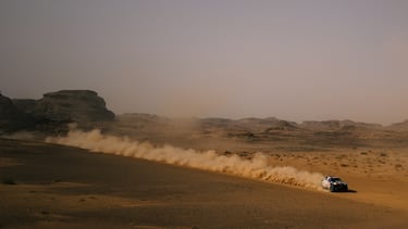 El piloto Ronan Chabot y su copiloto Gilles Pillot compiten durante la tercera etapa del Rally Dakar.