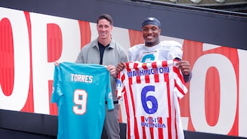 Malik Washington y Fernando Torres posan con sus camisetas.