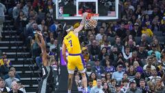 JaVale McGee (Lakers) finalizando un mate ante los Sacramento Kings.