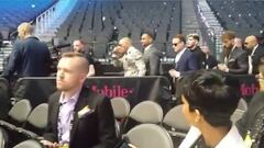 ¿Triste McGregor?: así entró en la rueda de prensa... ¡Con whisky!