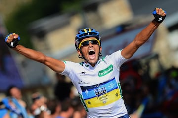 España es el país que más victorias tiene en la Vuelta a España en el ranking. El primero en ganarlo fue Julián Berrendero, en el año 1941 y 1942. Un total de 24 ciclistas han ganado la Vuelta a España. El que más triunfos ha conseguido ha sido Roberto Heras, con 4 en total en los años 2000, 2003, 2004 y 2005. El último en lograr alzarse con esta competición fue Alberto Contador en el 2014, quien ha ganado tres veces la Vuelta. Un dato interesante a reflejar es que el ciclista que más victorias de etapa tiene es Delio Rodríguez, con la cifra exacta de 39.