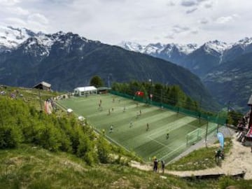 4 - El estadio Ottmar Hitzfeld es peculiar porque queda entre las montañas de Suiza. El mayor atractivo de este estadio es la altura en la que se encuentra y el gran paisaje que se puede observar desde el campo de juego. El mayor problema es cuando la pelota se va.