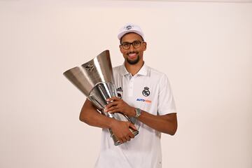 Cornelie, posando con el trofeo de la Euroliga.