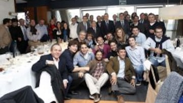 Foto de familia. Catal&aacute;n y el Consejo, al fondo, posan con los periodistas.