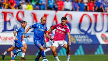 Futbol, Universidad de Chile vs Palestino
Fecha 24, Liga de primera 2025.
El jugador de Palestino Francisco Montes, derecha, disputa el balon contra Marcelo Diaz de Universidad de Chile durante un partido de la liga de primera disputado en el estadio Santa Laura de Santiago, Chile.
13/10/2025
Pepe Alvuar/Photosport
Football, Universidad de Chile vs Palestino
24th turn, 2025 First division league.
Palestino player Francisco Montes, right, vies for the ball against Marcelo Diaz of Universidad de Chile during a first division league match at the Santa Laura stadium in Santiago, Chile.
13/10/2025
Pepe Alvuar/Photosport