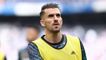 Dani Ceballos, jugador del Real Madrid, calienta antes de un partido.